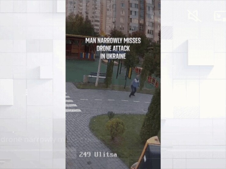 Khoảnh khắc khách bộ hành ở Ukraine thoát chết gang tấc khi bị UAV tấn công