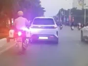 Chuyến xe len qua dòng người giờ cao điểm cứu sống tính mạng người đàn ông đột quỵ