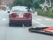 CLIP: Ô tô kéo lê mái tôn giữa đường ở Quảng Ninh