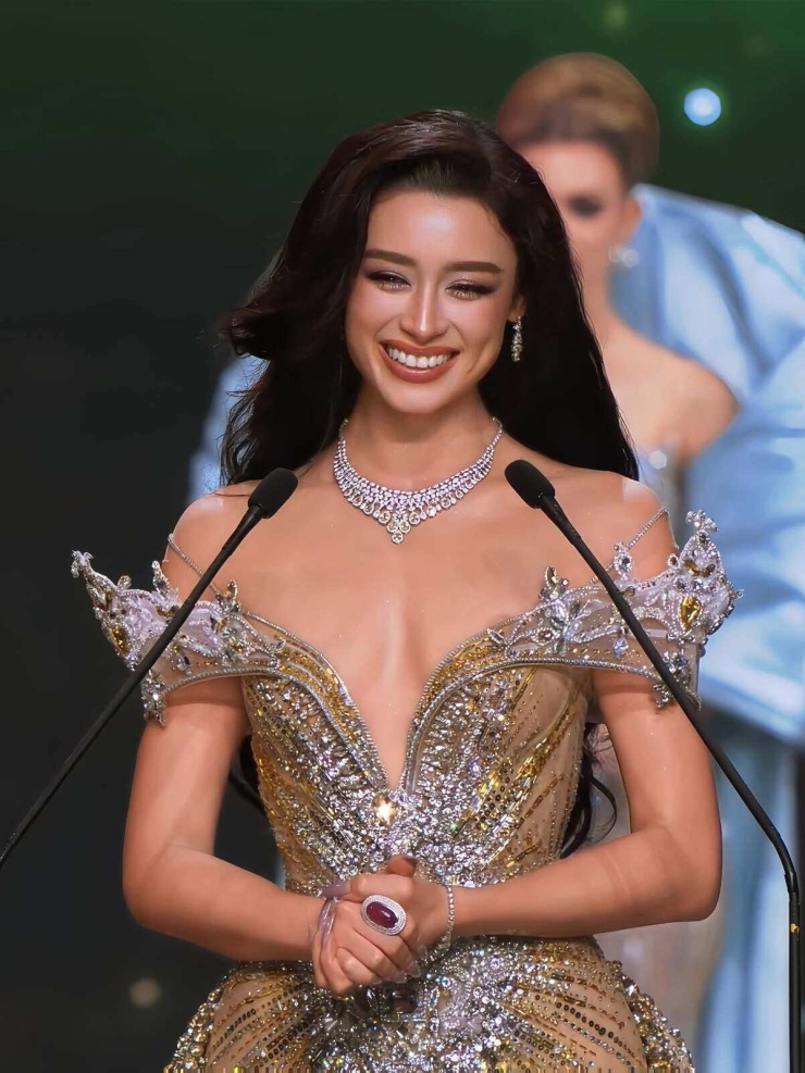 Emoura Phạm trình diễn bikini đầy cuốn hút trên sân khấu chung kết Miss Grand International 2026.