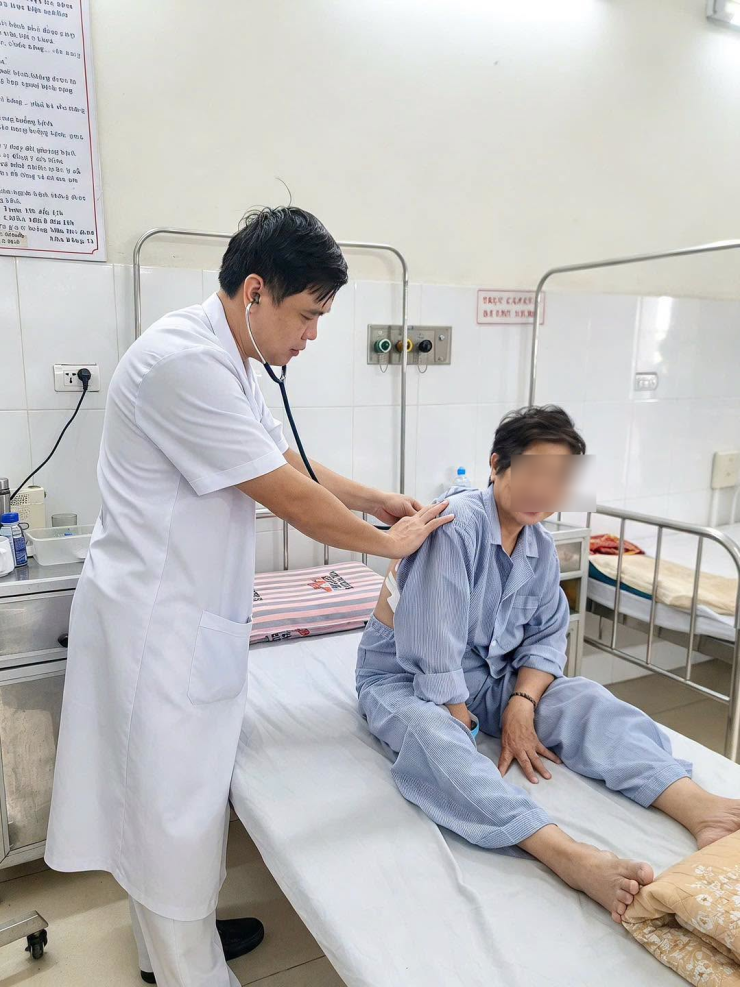 Bác sĩ thăm khám cho bệnh nhân. Ảnh BVCC