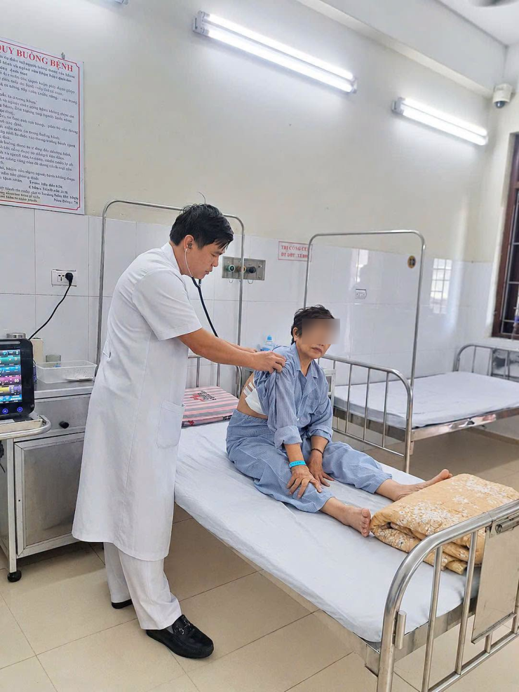 Ho kéo dài, khạc đờm hoặc có máu trong đờm, sốt cao không rõ nguyên nhân... có thể là bệnh nguy hiểm. (Bác sĩ thăm khám cho bệnh nhân. Ảnh BVCC)