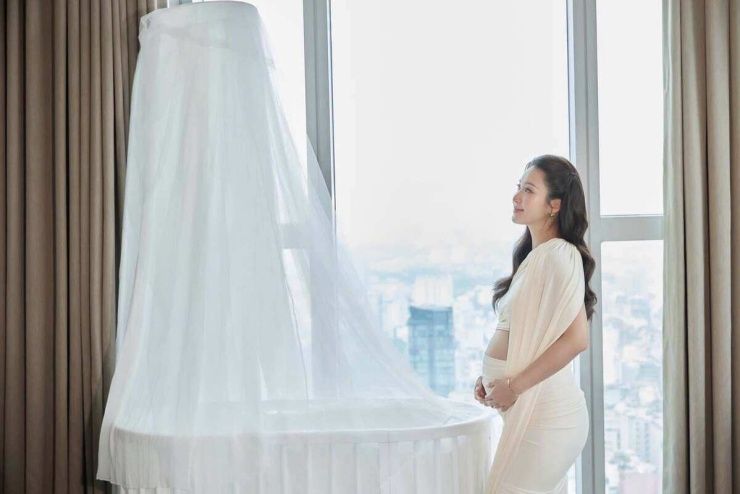 Cuộc sống của Khả Ngân khi mang thai con đầu lòng - 1