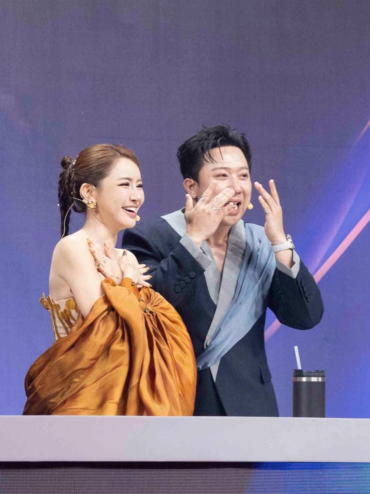 Trấn Thành, Bích Phương xúc động trước tiết mục của Rabibuum. Ảnh: DatVietVAC