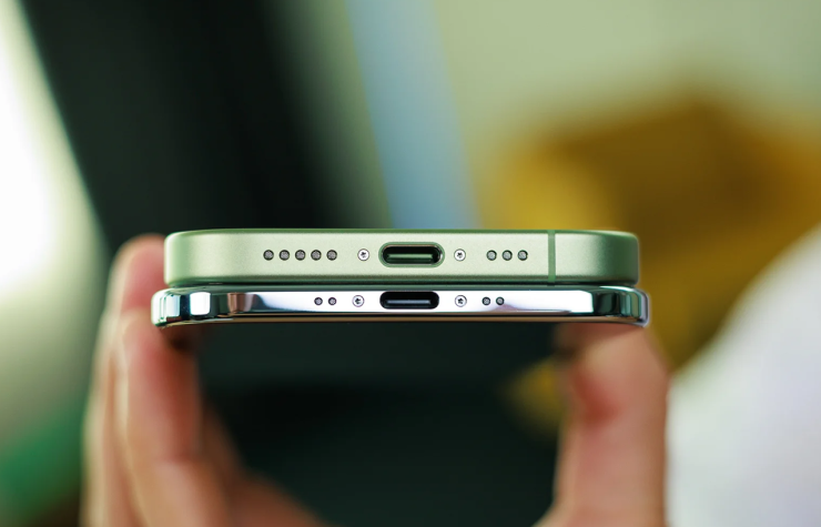 iPhone Air mỏng hơn đáng kể so với iPhone 17. Ảnh: PhoneArena