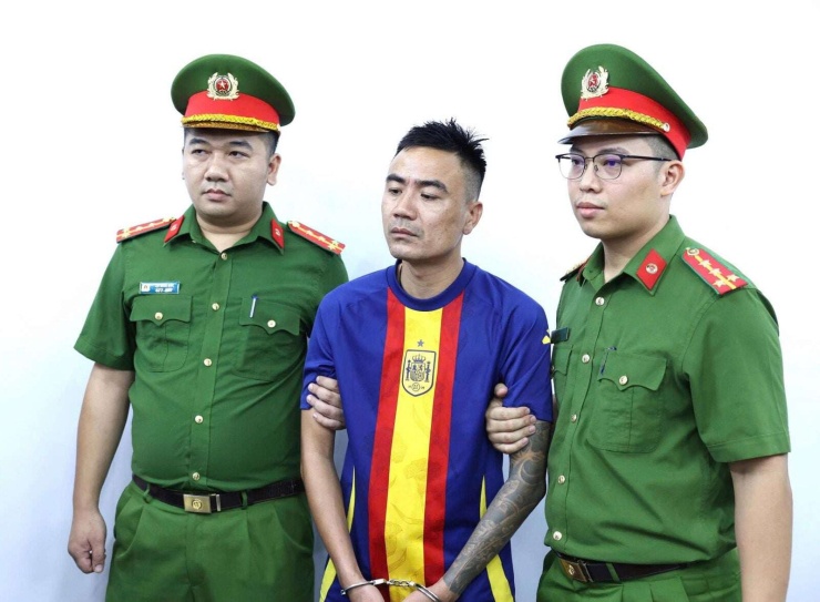 Cơ quan chức Ninh Bình thi hành Lệnh bắt bị can để tạm giam đối với Nguyễn Văn Thắng (tức Thắng Ật". Ảnh: Công an Ninh Bình