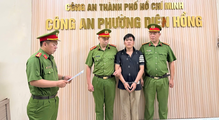 Công an đọc lệnh tạm giữ đối với Nguyễn Anh Hào. Ảnh: CA