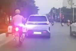 Chuyến xe len qua dòng người giờ cao điểm cứu sống tính mạng người đàn ông đột quỵ
