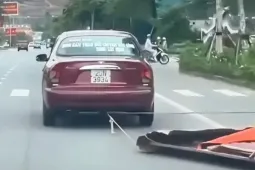 CLIP: Ô tô kéo lê mái tôn giữa đường ở Quảng Ninh