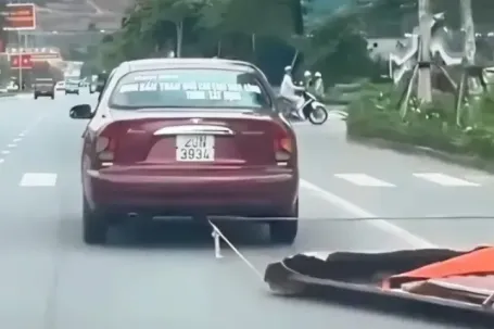 CLIP: Ô tô kéo lê mái tôn giữa đường ở Quảng Ninh