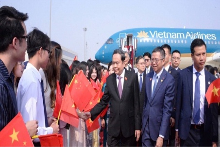 Chủ tịch Quốc hội đến Thủ đô Bắc Kinh, bắt đầu chuyến thăm chính thức Trung Quốc
