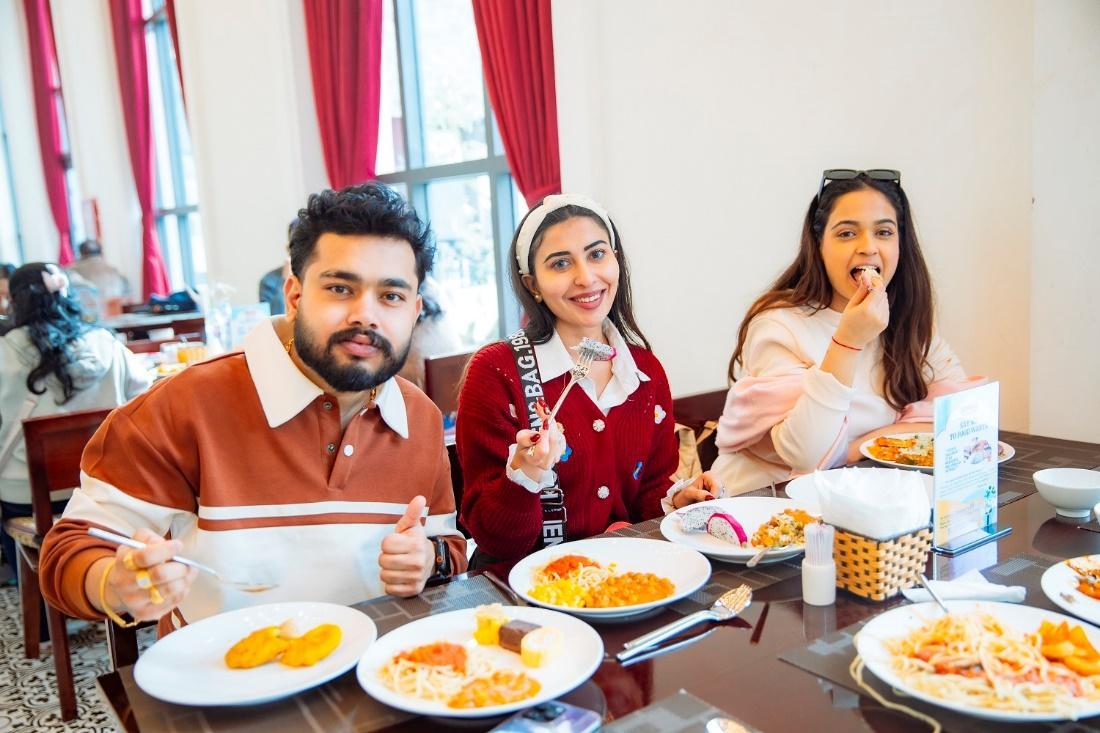 Du khách nước ngoài thích thú khi thưởng thức ẩm thực Halal tại Fansipan.