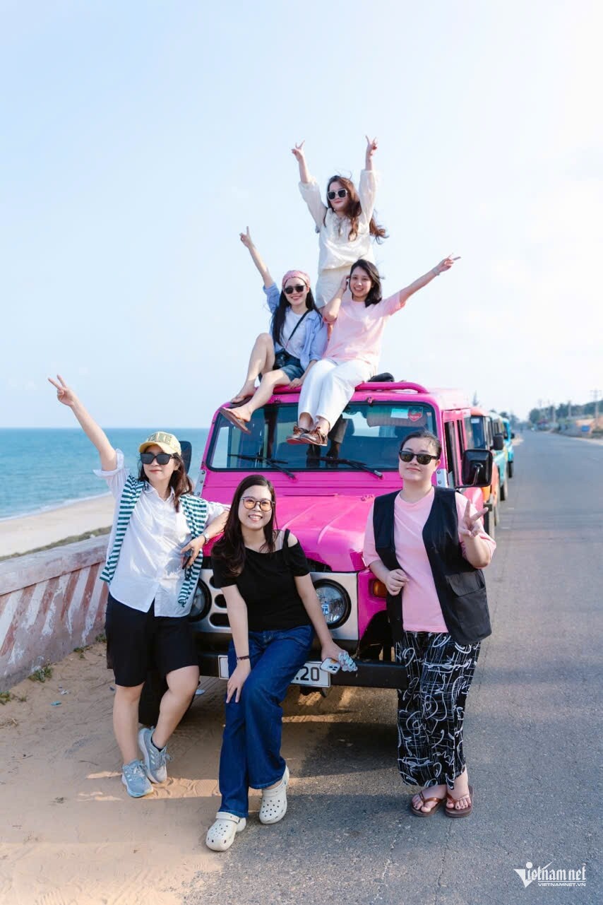 Du khách trải nghiệm trượt cát, đi xe Jeep ở Mũi Né