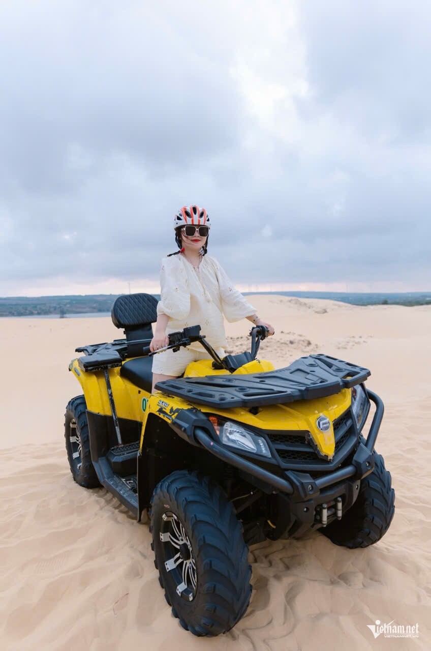 Du khách trải nghiệm trượt cát, đi xe Jeep ở Mũi Né
