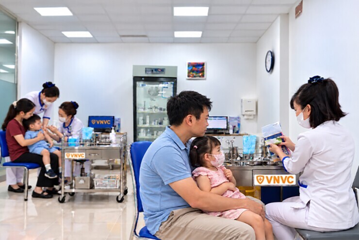 Hơn 100.000 trẻ em trên toàn quốc được tiêm vắc xin tay chân miệng sớm tại VNVC