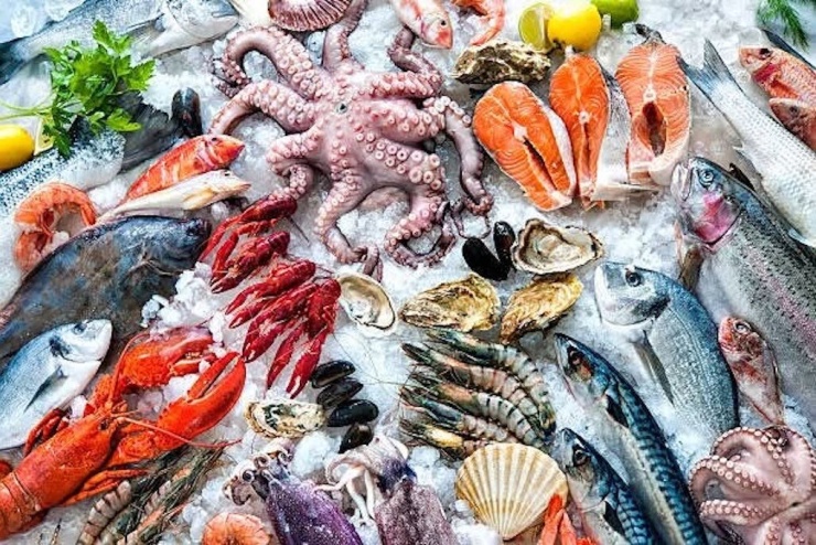 Bà bầu, trẻ nhỏ cần lưu ý một số loại hải sản. Ảnh: Thu Sang 