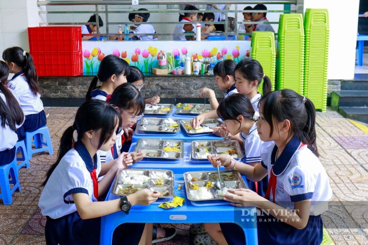 Học sinh ăn bán trú tại một trường học ở TP.HCM. Ảnh: N.M