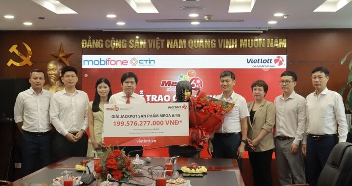 Chị N. nhận giải độc đắc gần 200 tỷ đồng, lớn nhất từ trước đến nay của sản phẩm Mega 6/45. (Ảnh: Đại Việt)