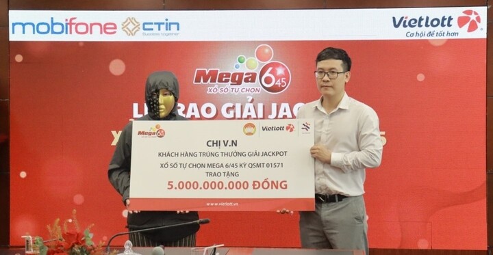Chị N. trao tặng 5 tỷ đồng cho Quỹ Tâm Tài Việt. (Ảnh: Đại Việt)