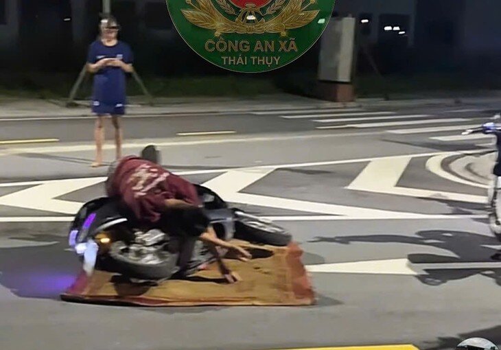 Nam sinh dàn dựng cảnh tai nạn giao thông rồi quay video đăng lên mạng xã hội. Ảnh: Cơ quan Công an.