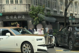 Rolls-Royce Phantom bung cản trước, rơi biển số sau khi va chạm với xe BYD