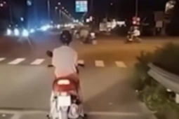 Còi xe cứu thương vang inh ỏi, người đi xe máy vẫn dửng dưng giữa đường
