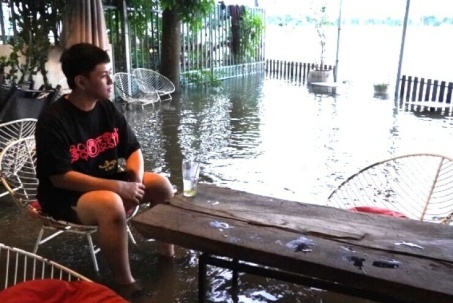 Độc lạ quán cà phê ngập nước ở TPHCM