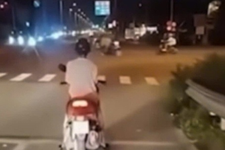 Còi xe cứu thương vang inh ỏi, người đi xe máy vẫn dửng dưng giữa đường
