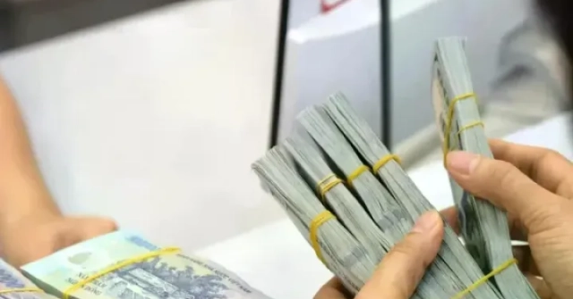 Lãi suất qua đêm hạ nhiệt, vì sao vốn vay vẫn cao?