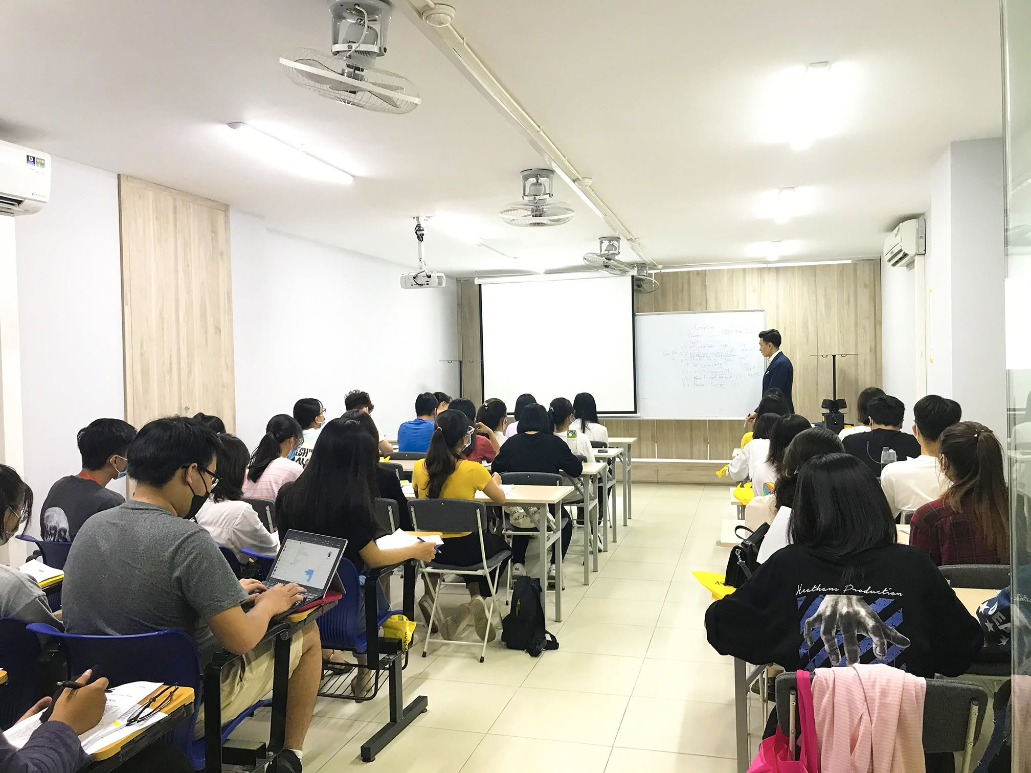 Mô hình L-I-M giúp người học chủ động sử dụng tiếng Anh trong cuộc sống