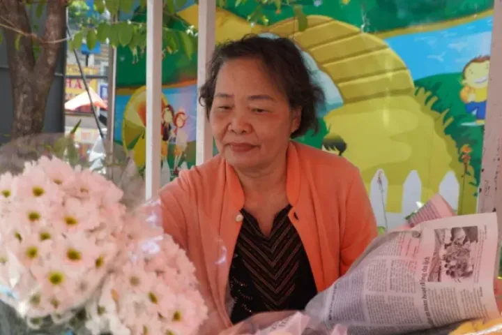 Người dân TPHCM chuẩn bị hoa trắng tiễn đưa các liệt sĩ về nơi an nghỉ