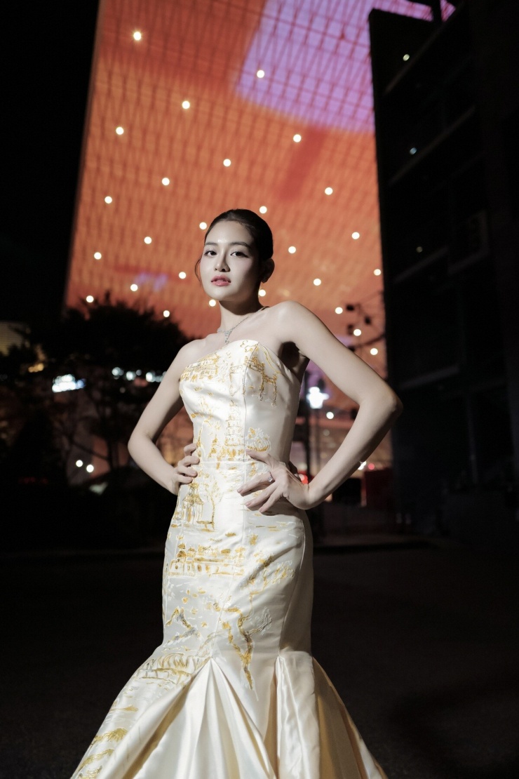 Thùy Anh khoe vẻ gợi cảm ở LHP Busan - 2