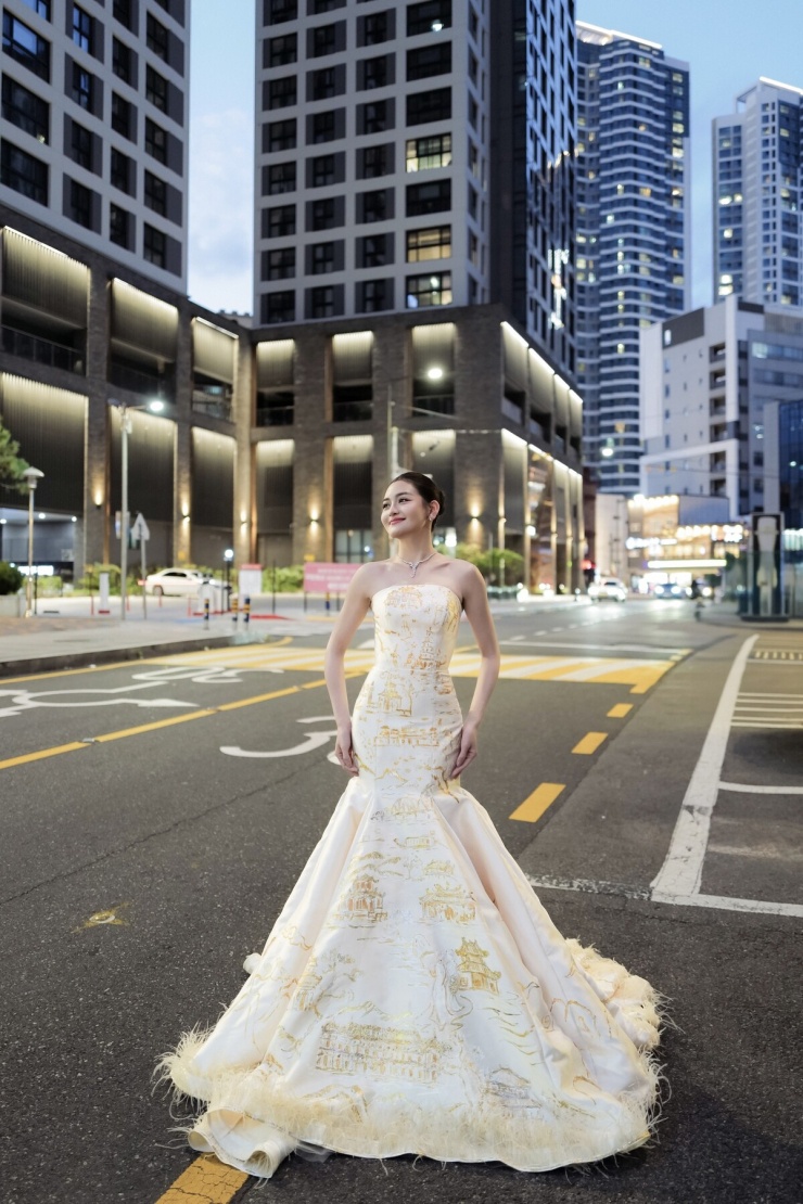 Thùy Anh khoe vẻ gợi cảm ở LHP Busan - 1