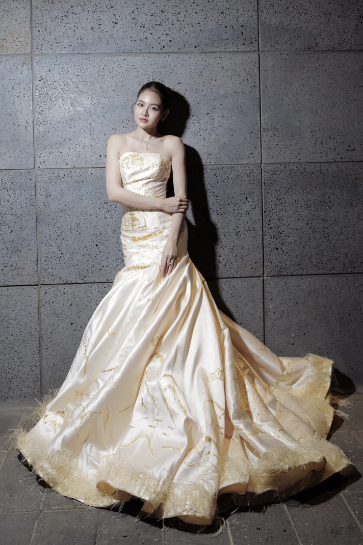 Thùy Anh khoe vẻ gợi cảm ở LHP Busan - 3