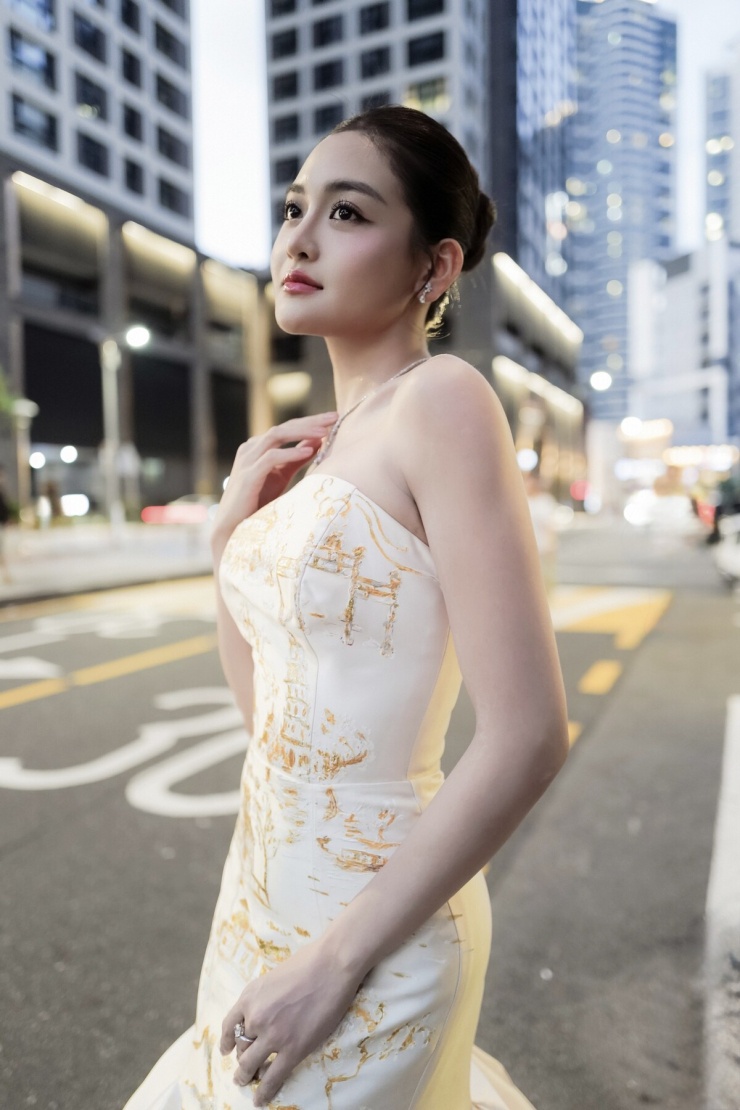 Thùy Anh khoe vẻ gợi cảm ở LHP Busan - 6