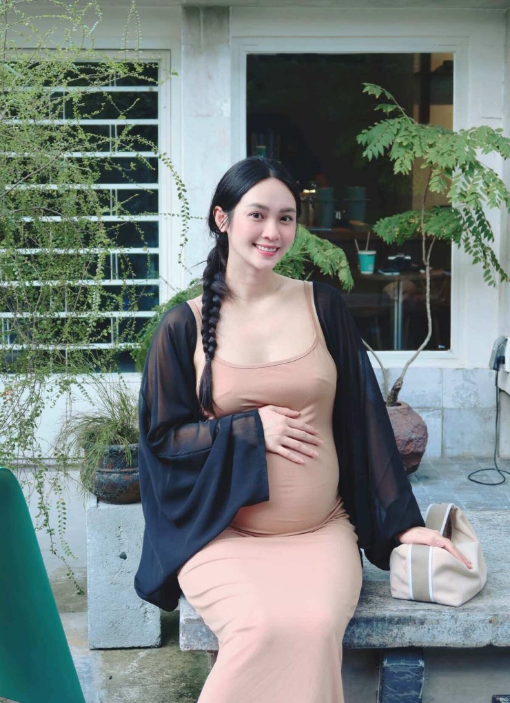 Vũ Thúy Quỳnh bầu vượt mặt vẫn mặc vừa bikini siêu nhỏ - 3