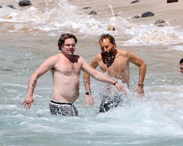 Leonardo Dicaprio để lộ 'bụng bia' khi tắm biển với bạn gái - 4