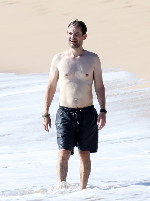 Leonardo Dicaprio để lộ 'bụng bia' khi tắm biển với bạn gái - 5