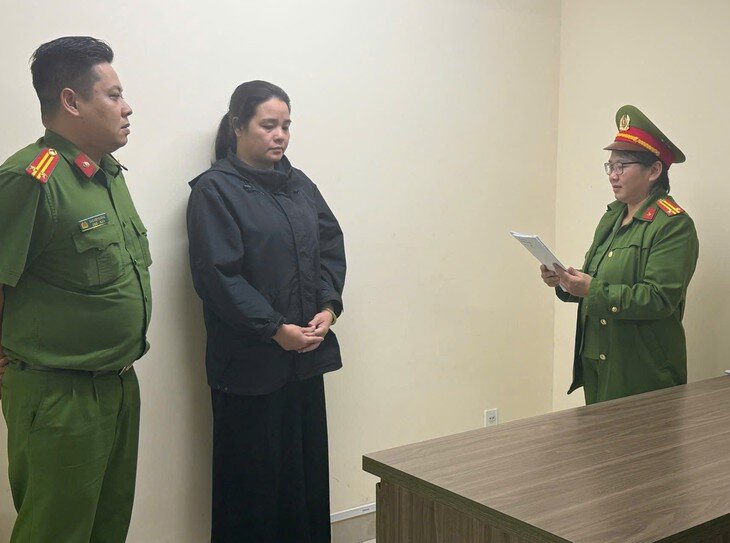 Cơ quan điều tra thi hành lệnh bắt bị can để tạm giam đối với Lã Minh Hồng. Ảnh: CALĐ.