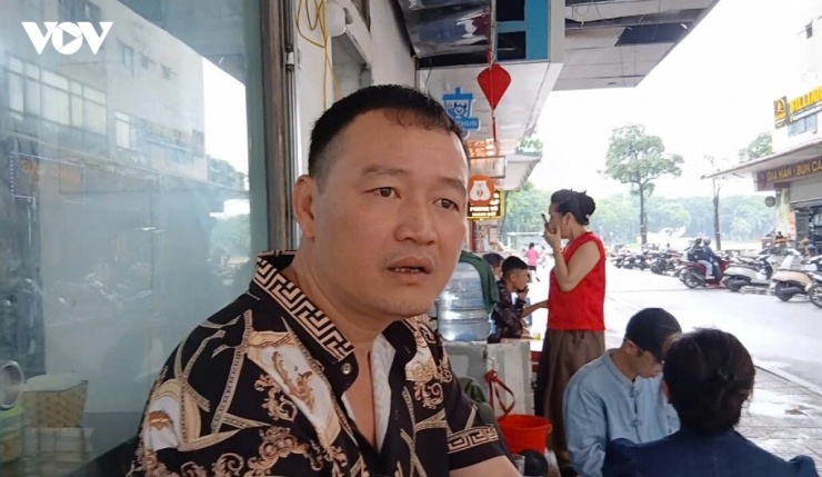 Anh Nguyễn Văn Phúc trao đổi với phóng viên