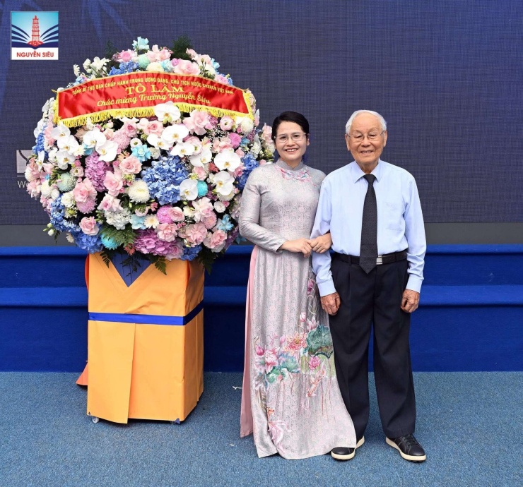 Nhà giáo Nguyễn Thị Minh Thúy và Đại tá, NGND Nguyễn Trọng Vĩnh - Nhà sáng lập Trường Nguyễn Siêu. Ảnh: NVCC
