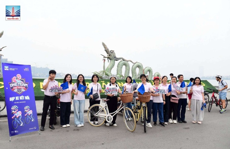 Nhà giáo Nguyễn Thị Minh Thúy cùng giáo viên và phụ huynh, học sinh tham gia đạp xe kết nối mới đây. Ảnh: NTCC