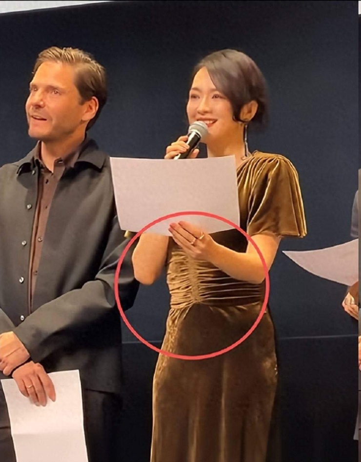 Chương Tử Di với vòng 2 khác lạ.