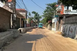 Hà Nội: Dở khóc dở cười bắc ván vào nhà vì cống thoát nước cao như 'tường thành'