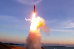 Triều Tiên khoe tên lửa có khả năng vươn tới Mỹ khi Tổng thống Trump phát tín hiệu gặp gỡ