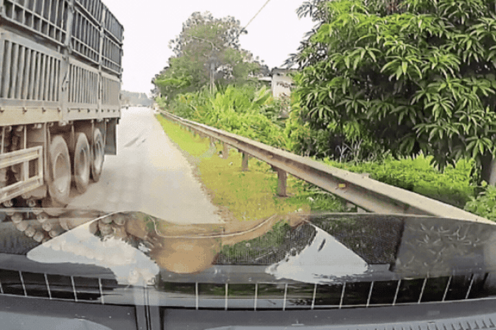Video xe đầu kéo vượt ẩu 'phanh cháy lốp', tài xế bị xử lý thế nào?