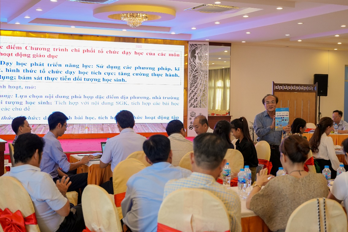 Đại diện Bộ GD&ĐT hướng dẫn cán bộ quản lí và giáo viên cách khai thác, sử dụng và tích hợp nội dung giáo dục ATGT vào các môn học và hoạt động giáo dục