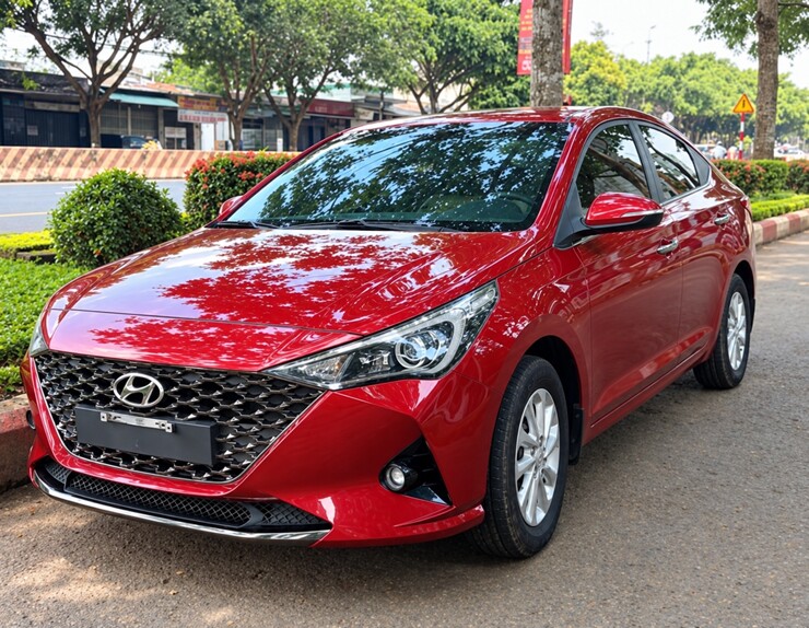 Ảnh thực tế một chiếc&nbsp;Hyundai Accent màu đỏ được rao bán chỉ 345 triệu đồng.