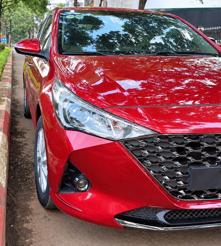 Ảnh thực tế một chiếc&nbsp;Hyundai Accent màu đỏ được rao bán chỉ 345 triệu đồng.