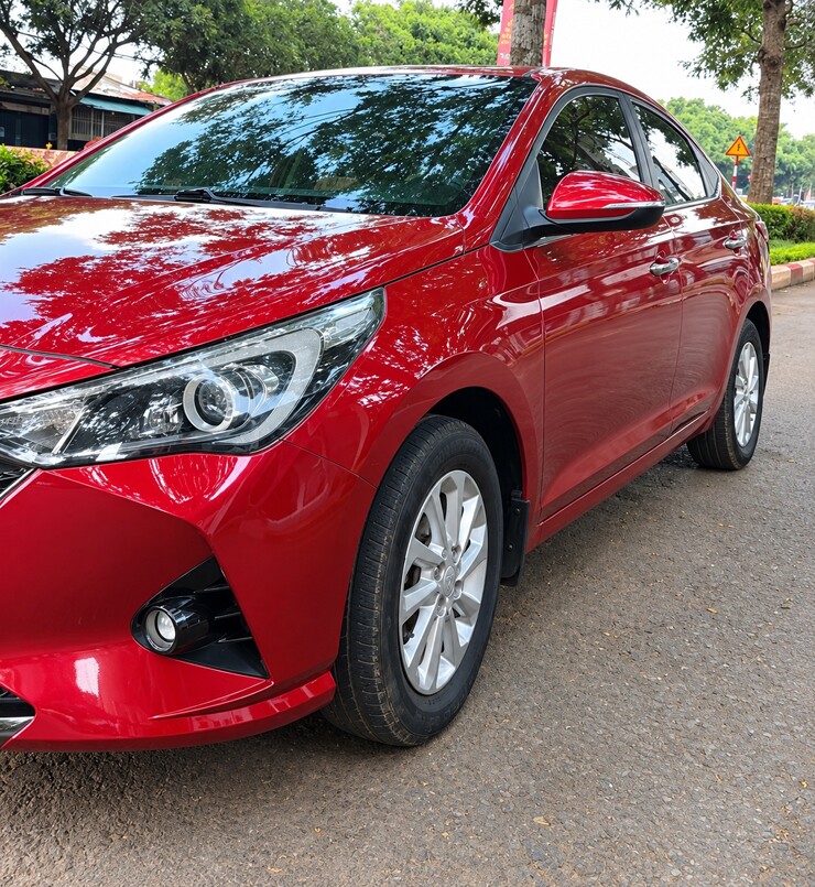 Ảnh thực tế một chiếc&nbsp;Hyundai Accent màu đỏ được rao bán chỉ 345 triệu đồng.